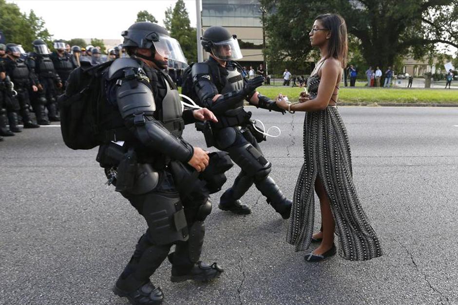 La fotografia de Jonathan Bachman muestra a la joven Iesha L. Evans. (Foto: Reuters/Jonathan Bachman)