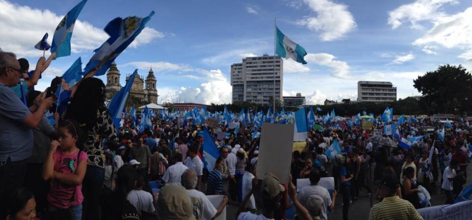 Cientos de guatemaltecos de nuevo se reúnen frente a Palacio Nacional para exigir la renuncia de Otto Pérez Molina. &nbsp;(Foto: Fredy Hernández/Soy502)&nbsp;