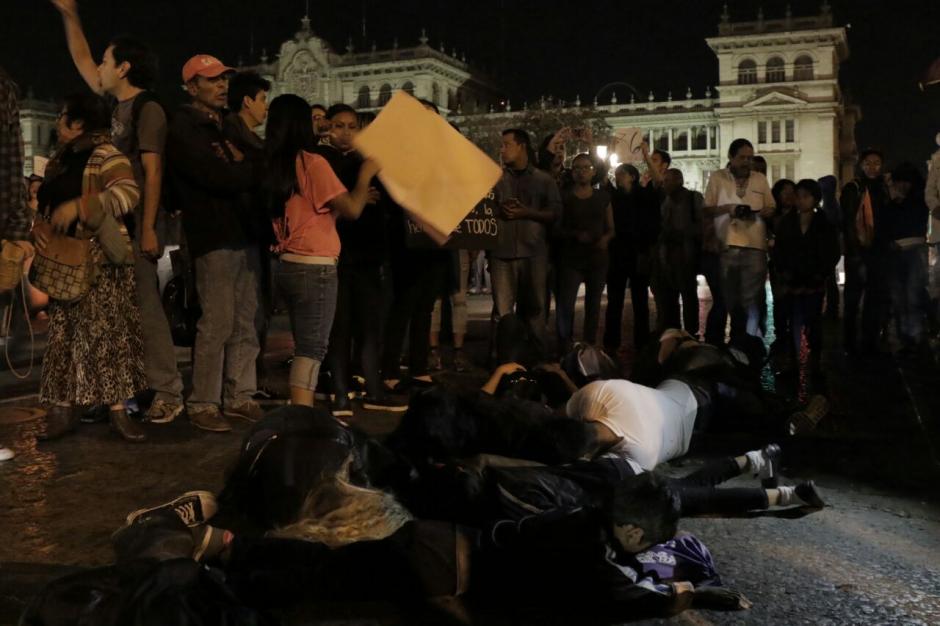 As&iacute; protest&oacute; un grupo de mujeres fuera de Catedral. (Foto: Alejandro Balan/Soy502) 