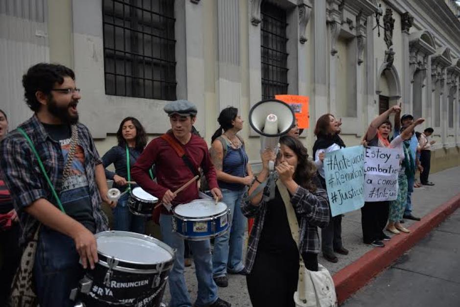 Varias personas se concentraron frente al Congreso de la Rep&uacute;blica para demandar que los diputados retiren inmunidad al presidente. &nbsp;(Foto: Jes&uacute;s Alfonso/Soy502)&nbsp;