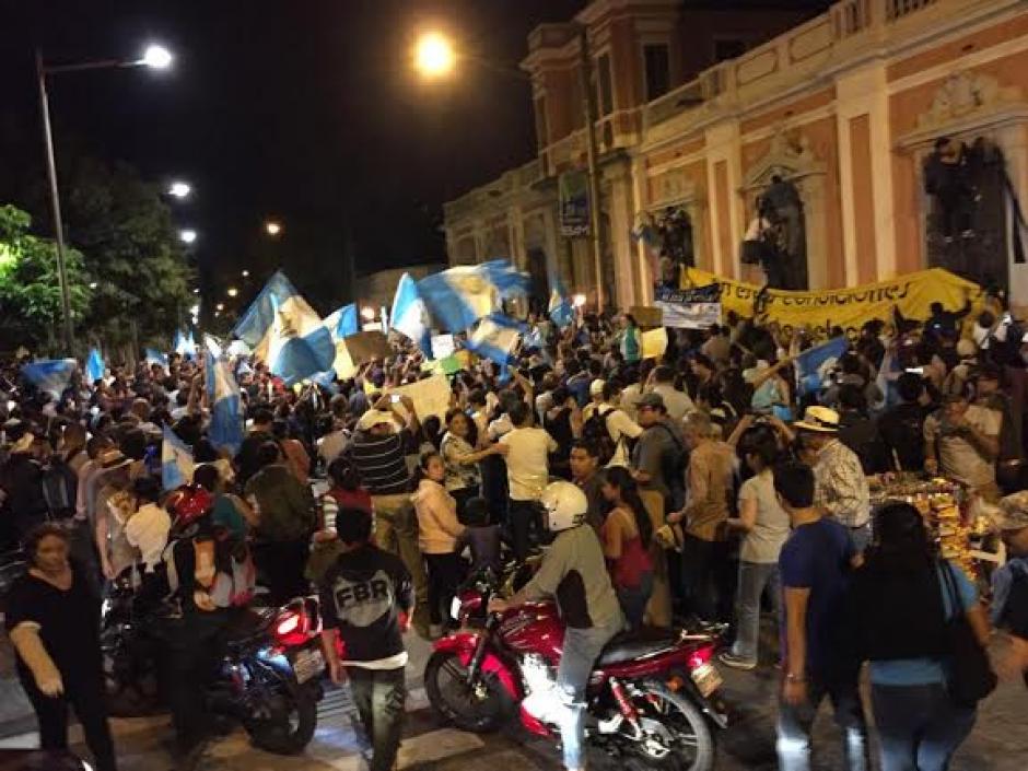 Decenas de guatemaltecos salieron de nuevo a las calles del Centro Histórico para pedir al TSE cancele al partido Lider. &nbsp;(Foto: José Dávila/Soy502)&nbsp;