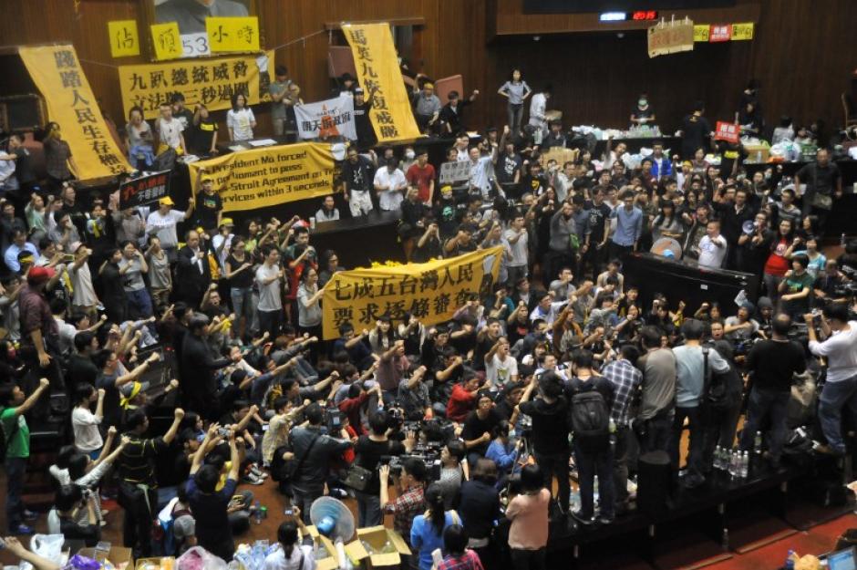 Manifestantes corean consignas durante una manifestaci&oacute;n en contra de un acuerdo de comercio con China. (Foto:AFP)&nbsp;