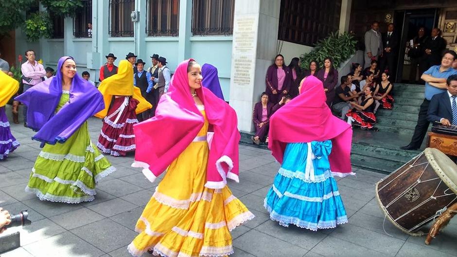 El Ballet Moderno, junto a otras instituciones art&iacute;sticas, exigen, frente a la Corte de Constitucionalidad el pago del bono pactado por el Ministerio de Cultura y Deportes. (Foto: Baller Moderno Guatemala)&nbsp;