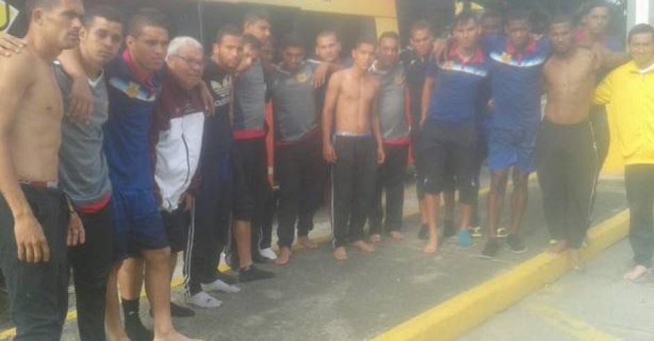 Zapatos, ropa, celulares y computadores se llevaron los asaltantes. (Foto: Twitter)