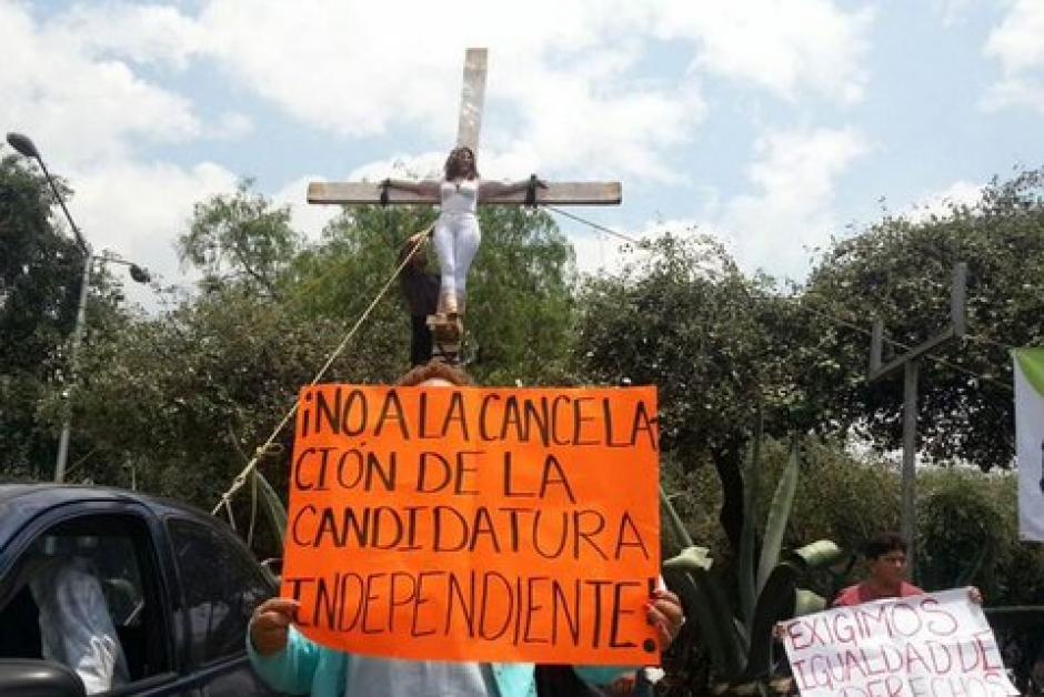 Una mujer, candidata a diputada en M&eacute;xico se crucifica al recibir la notificaci&oacute;n de que no fue inscrita, tras no cumplir con requisitos. (Foto: El Universal)