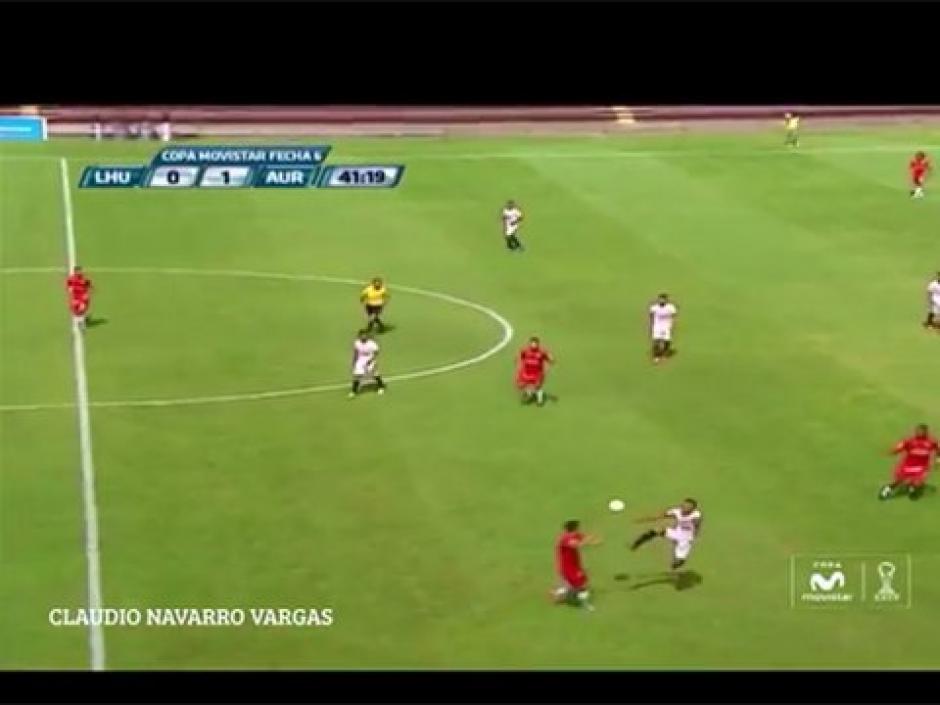 Criminal patada en un partido de futbol en la Liga de Per&uacute;.