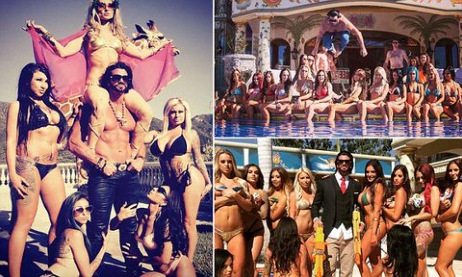 Travers Beynon, empresario australiano, muestra sus excesos junto a su esposa y bellas modelos.