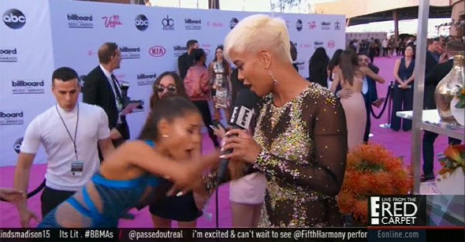 El inc&oacute;m odo momento en el casi cae Ariana Grande frente las c&aacute;maras. (Foto: Infuencermx)