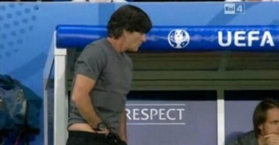El momento inc&oacute;modo de&nbsp;L&ouml;w en el banquillo de Alemania durante el juego ante Ucrania. (Foto: Caputra de imagen)