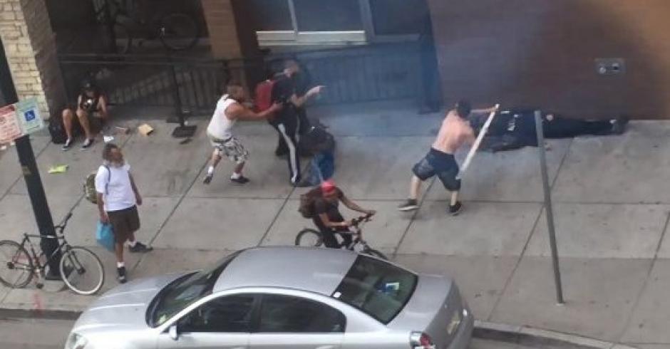 Un hombre agrede a los transe&uacute;ntes en una concurrida calle de Denver Colorado, el atacante fue detenido por las autoridades. (Foto: Captura de video)