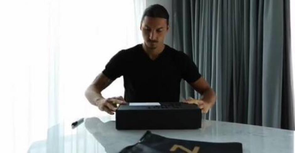 Zlatan Ibrahimovic trolea a Claudio Bravo previo al cl&aacute;sico de Manchester. (Foto: Captura de video)