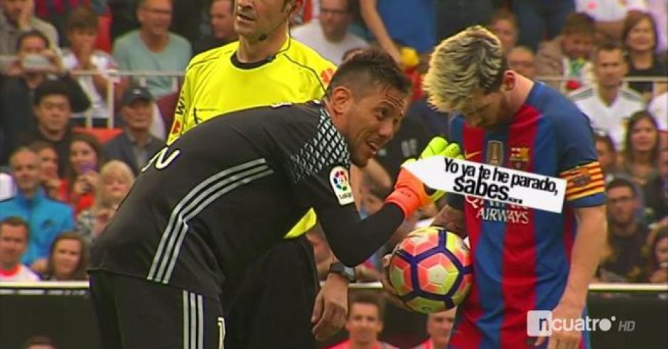 Alves intent&oacute; distraer a Messi antes del penal. (Foto: Captura de pantalla)