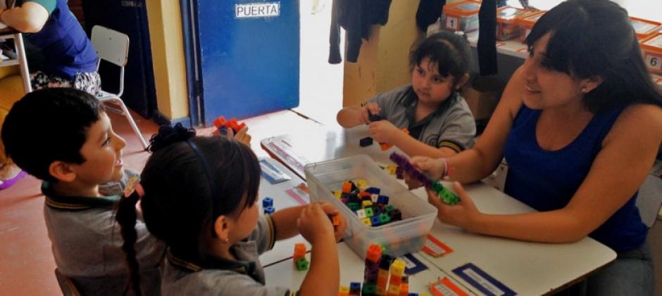 Este proyecto se lleva a cabo en Chile donde capacitan a maestros con mejores herramientas educativas. (Foto: Am&eacute;rica Solidaria)