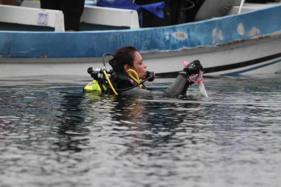 La vicepresidenta se sumergió en el lago Petén Itzá en busca de desechos sólidos. (Foto: Vicepresidencia)&nbsp;