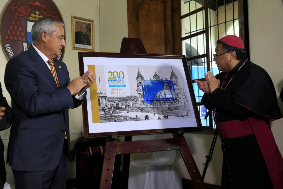 Los sellos conmemorativos de los 200 a&ntilde;os de la Catedral est&aacute;n a la venta desde este viernes. (Foto: Presidencia)