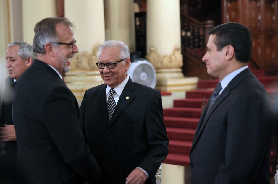 El vicepresidente Alejandro Maldonado Aguirre recibió el saludo del Cuerpo Diplomático acreditado en Guatemala. También estuvo presente el titular de CICIG. (Foto: Presidencia)
