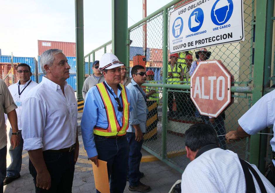 El presidente Otto P&eacute;rez Molina visit&oacute; las instalaciones de la Empresa Portuaria Quetzal y firm&oacute; el acuerdo que pone fin a la intervenci&oacute;n de la misma. (Foto: Presidencia)