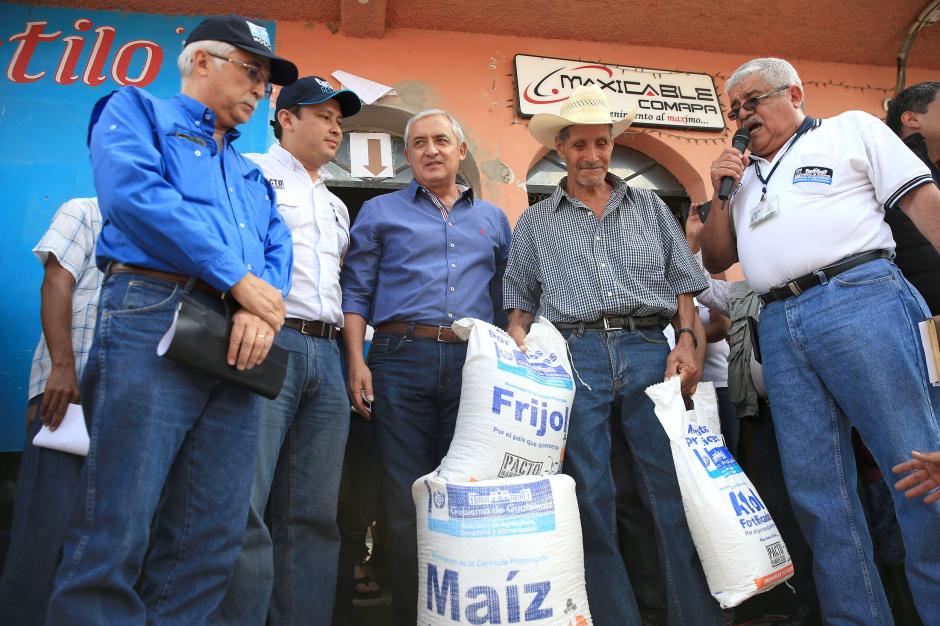 El presidente Otto P&eacute;rez Molina particip&oacute; en la entrega alimentaria a varias familias del municipio de Comapa en Jutiapa. (Foto: Secretar&iacute;a de Comunicaci&oacute;n Social de la Presidencia)