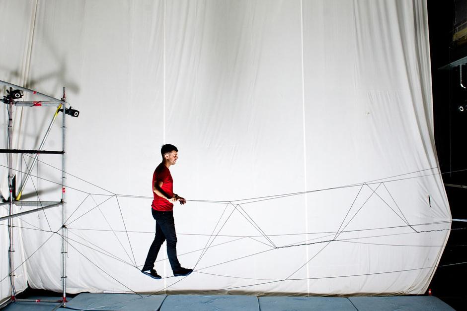 Dos "drones" construyen un puente colgante. (Foto: Robohub)