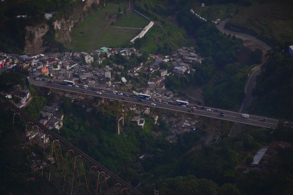 El puente Belice ha sufrido daños con el paso del tiempo, así como la gran cantidad de vehículos que pasan sobre él y el asentamiento de casas a sus alrededores. (Foto: Wilder López/Soy502)