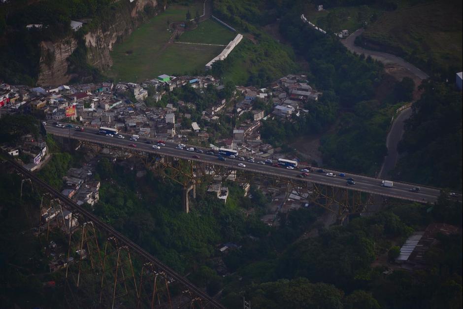 El Puente Belice tiene m&aacute;s de 60 a&ntilde;os desde que fue construido y sus da&ntilde;os son serios. (Foto: Wilder L&oacute;pez/Soy502)