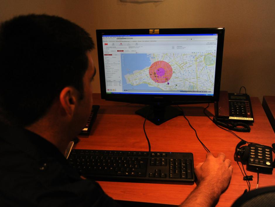 Las autoridades reciben una notificación en el momento en el que el agresor se acerca demasiado a la víctima. &nbsp;(Foto: Presidencia de Uruguay)