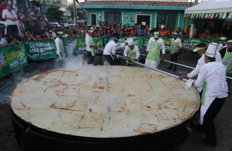Los salvadore&ntilde;os quieren hacer una pupusa gigante. (Foto: Prensa Gr&aacute;fica)