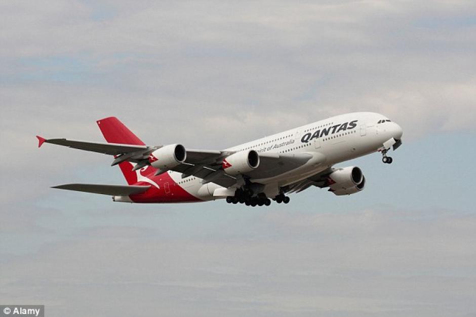 Avi&oacute;n A380 de la aerol&iacute;nea de Qantas realiz&oacute; un aterrizaje de emergencia en Perth, Australia, luego de sufrir percances t&eacute;cnicos. (Foto: Dailymail.com)