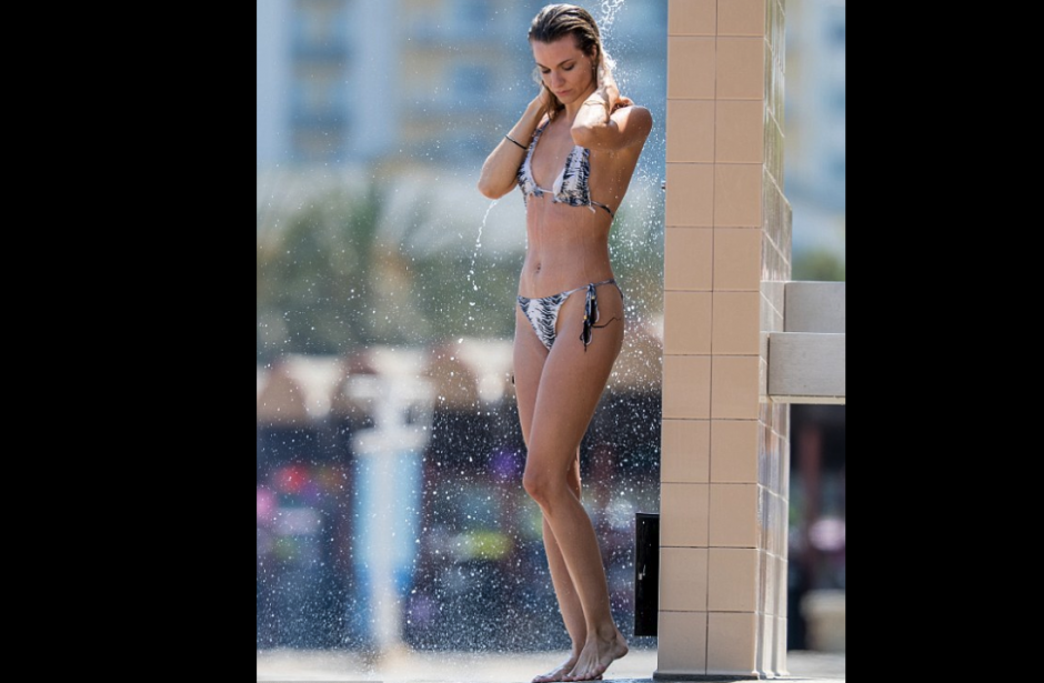 La actriz Rachel McCord mostr&oacute; su incre&iacute;ble figura en el mar. (Foto: Splash news)