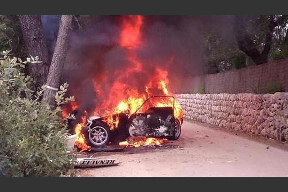 El copiloto no pudo salir del veh&iacute;culo porque el &aacute;rbol bloque&oacute; la salida. (Foto: Twitter)