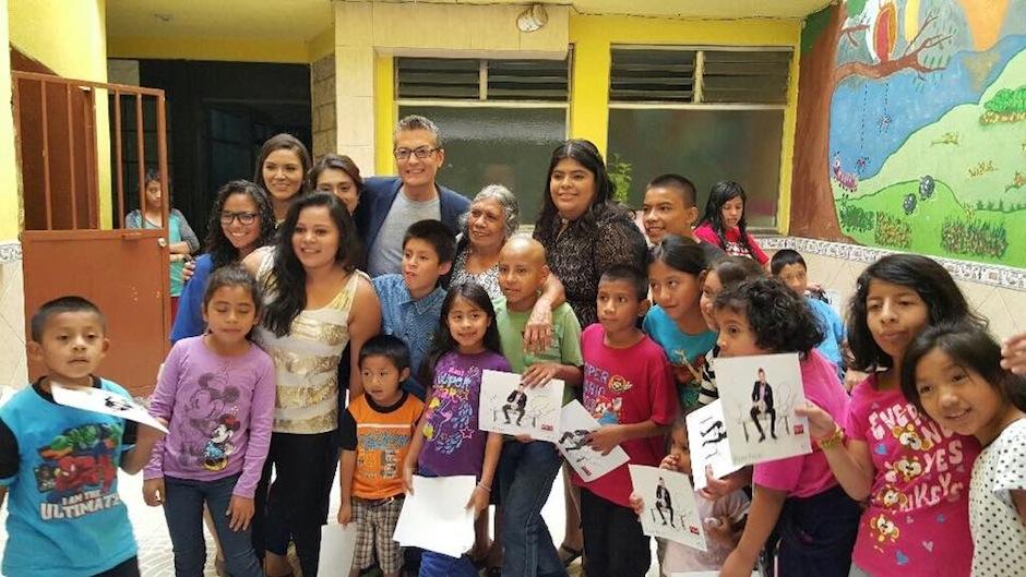 Randy Fenoli, compartiendo con los ni&ntilde;os del proyecto Mama Carmen, en Guatemala. (Foto: Randy Fenoli oficial)&nbsp;