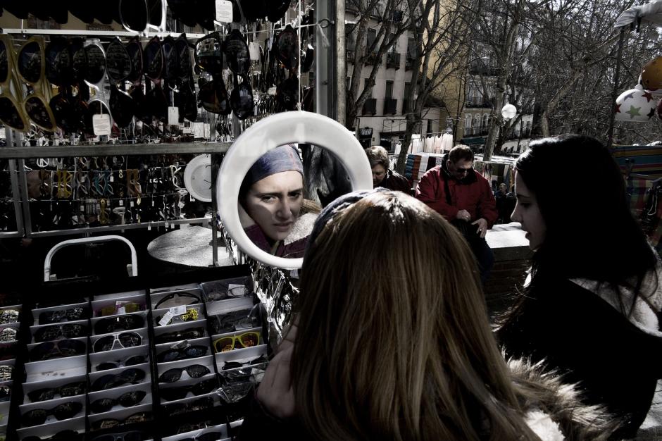 El Rastro venta de art&iacute;culos usados​​, con m&aacute;s de un cuarto de milenio de existencia, ha sido la regulaci&oacute;n de su existencia y de negocios. Su fama es internacional y es similar a otros mercados existentes en varias ciudades europeas como Barcelona Encants de la plaza Waterloo Amsterdam, Portobello en Londres, el mercado de Porta Portese en Roma. (Foto: Javier Arcenillas)