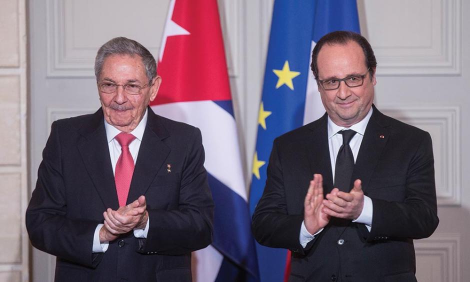 El presidente de Cuba Ra&uacute;l Castro (izquierda) junto al mandatario franc&eacute;s Fran&ccedil;ois Hollande. (Foto:&nbsp;am.com.mx)