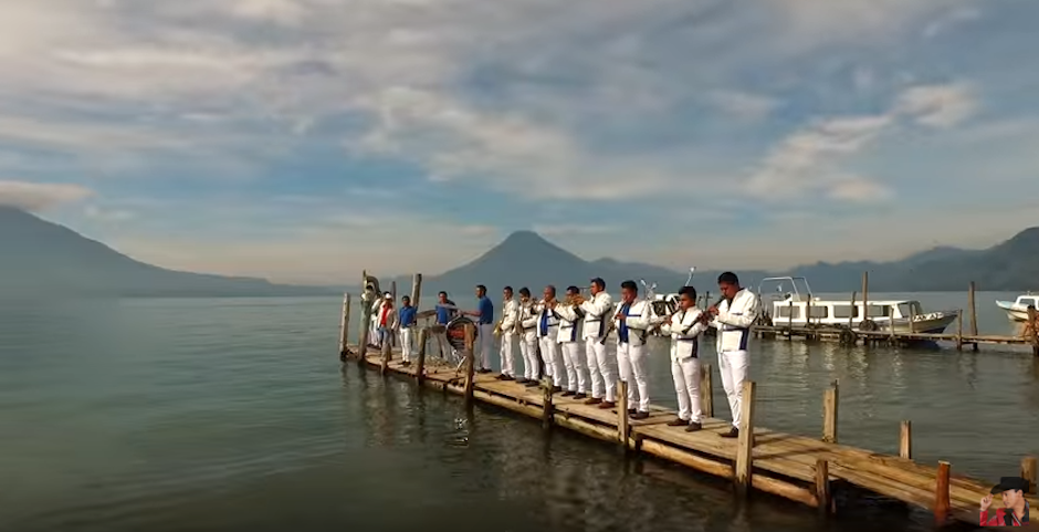 Ra&uacute;l Raymundo y su banda grabaron el clip del sencillo "Un poeta" en Guatemala. (Foto: Youtube)&nbsp;