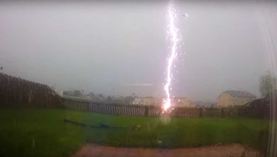 La impactante imagen del impacto del rayo fue captada en Orlando, Florida el pasado 29 de junio. (Foto: Captura de pantalla) 