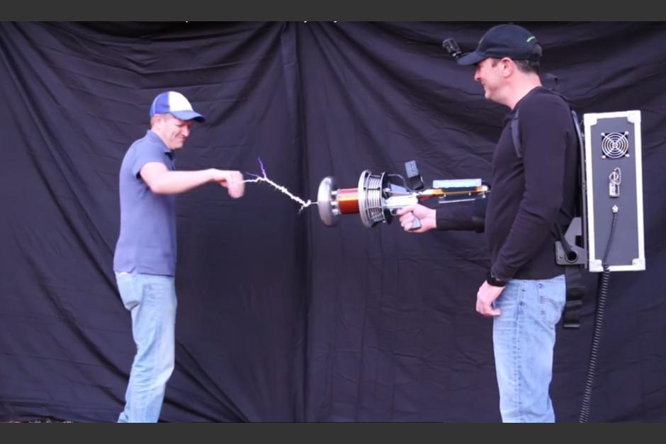 Los ingenieros hicieron pruebas del aparato en ellos mismos. (Imagen: captura de YouTube)