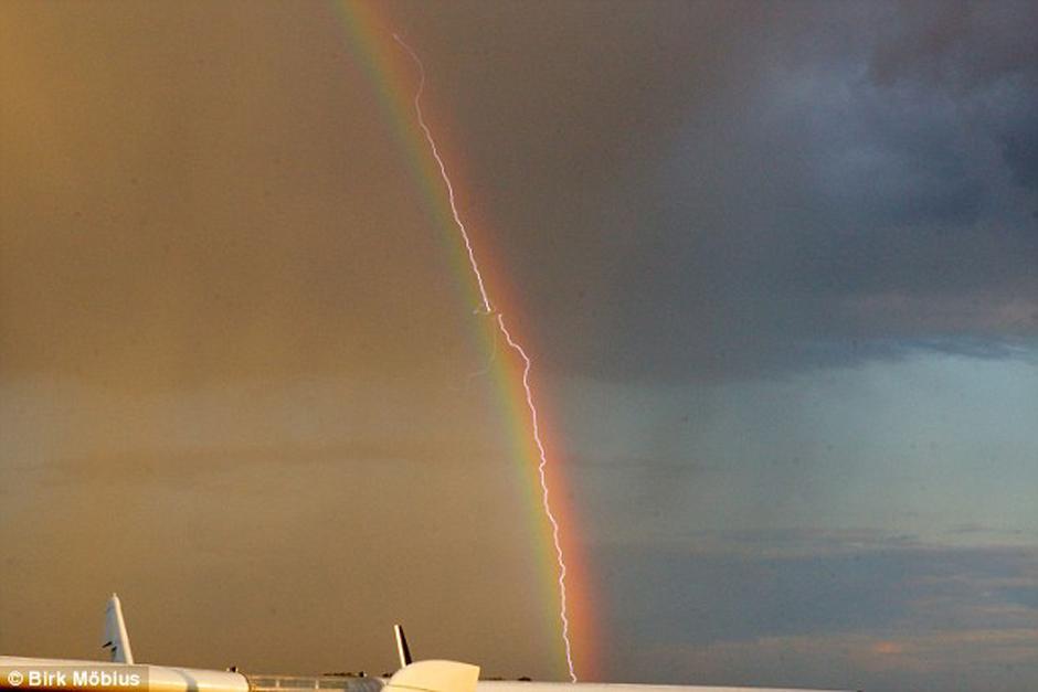Una impresionante fotograf&iacute;a fue tomada en el momento preciso en que un avi&oacute;n fue golpeado por un rayo mientras este atravesaba un precioso arcoiris (Foto: Birk Mobius)