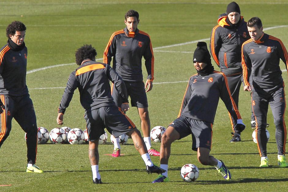 El Real Madrid realiz&oacute; hoy su &uacute;ltima pr&aacute;ctica en el Santiago Bernab&eacute;u, previo a recibir ma&ntilde;ana a la 1:45 de la tarde al Galatasaray. (Sergio Barrenechea/EFE)