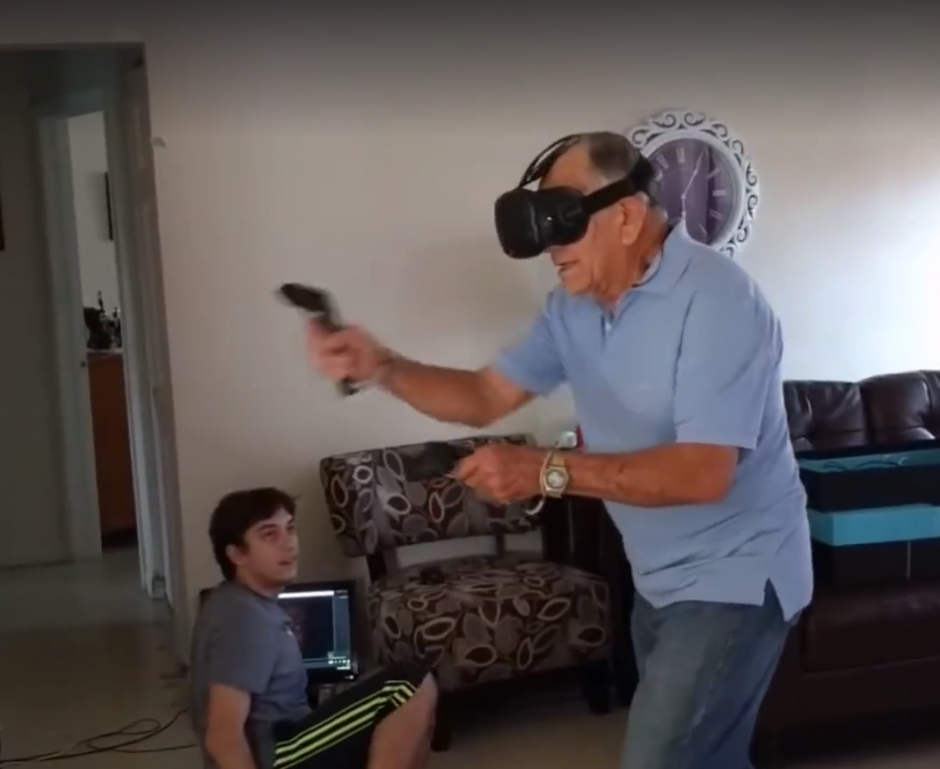 Un hombre de 81 a&ntilde;os recibe de regalo un casco de realidad virtual. (Captura de pantalla: VRScout/Facebook)
