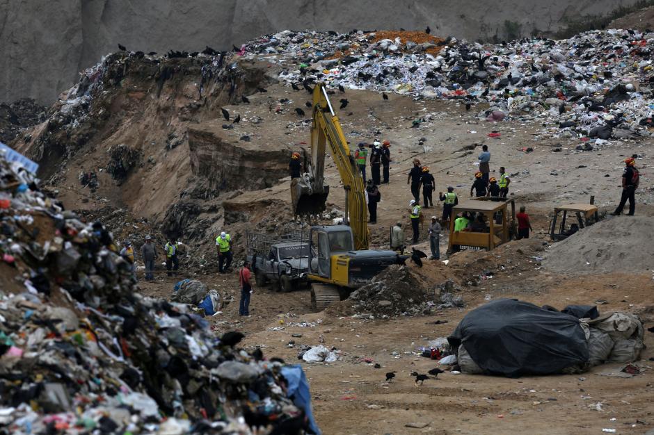 Con maquinaria pesada remueven las toneladas de desechos. (Foto: EFE)