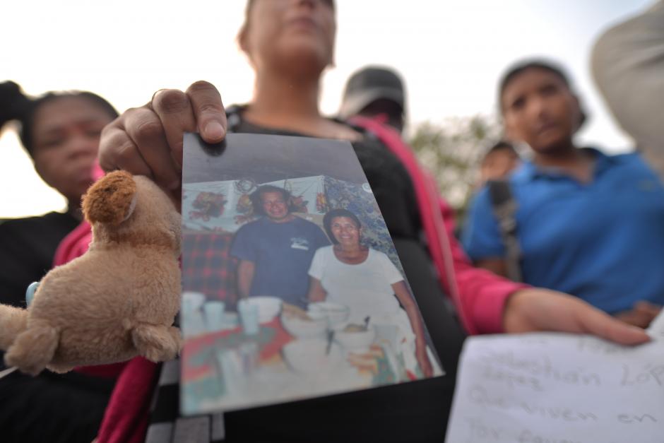 Familiares de don Sebastián muestran una fotografía para solicitar que lo identifiquen. (Foto: Wilder López/Soy502)