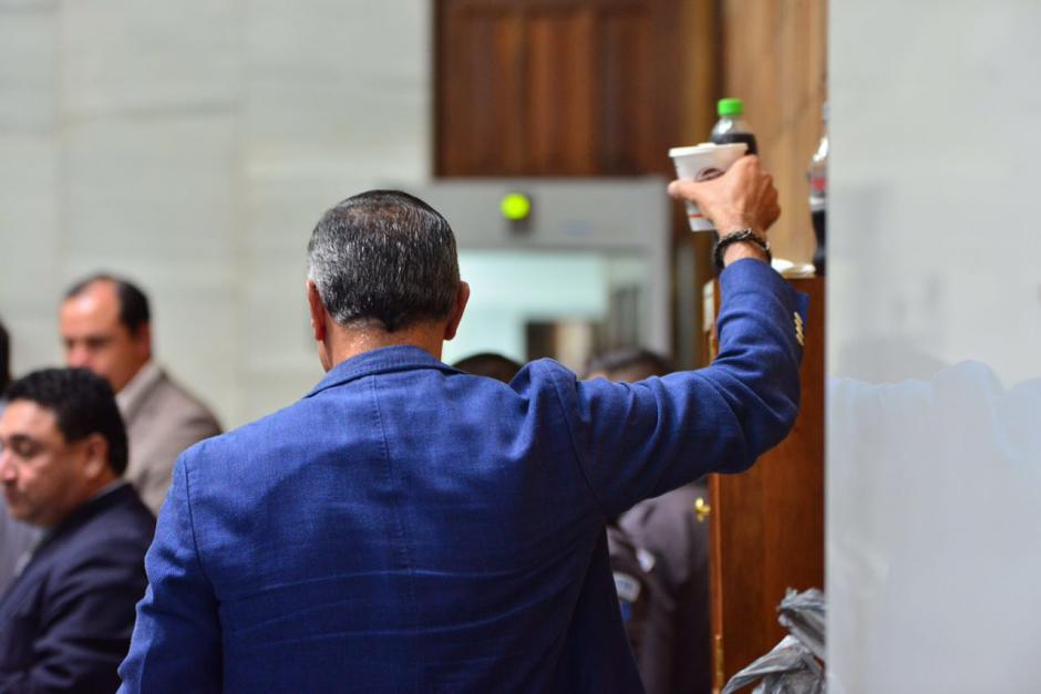 Durante el receso los implicados salen al pasillo para comer. (Foto: Jes&uacute;s Alfonso/Soy502)