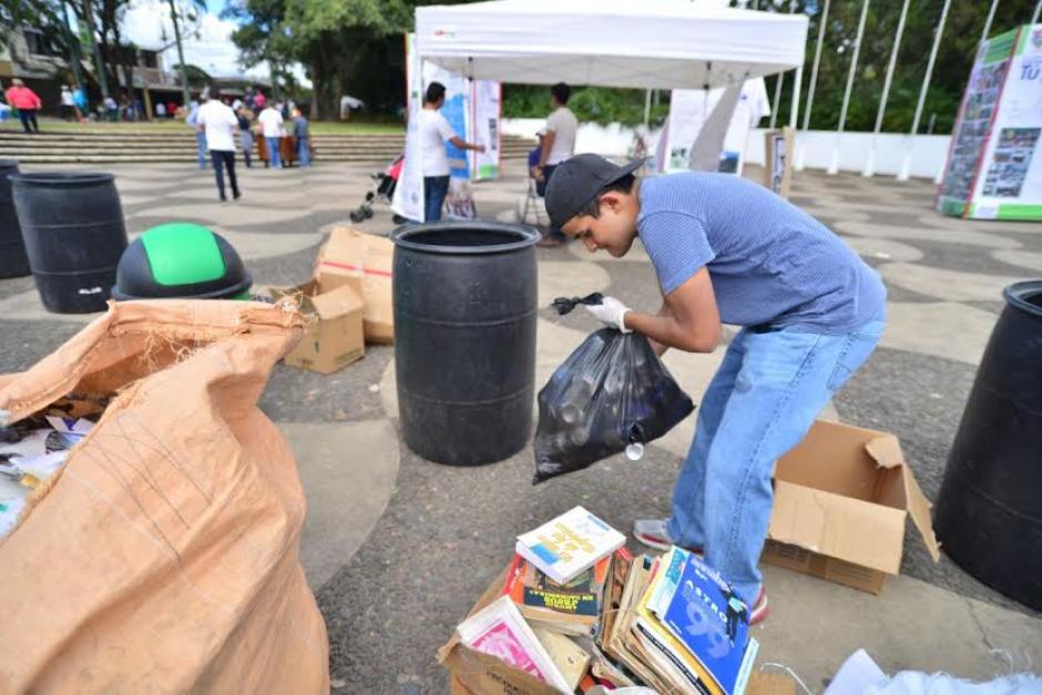 Varios j&oacute;venes participan en la clasificaci&oacute;n de desechos reciclables que muchas personas llevaron a Pasos y Pedales de la zona 13. (Foto: Wilder L&oacute;pez/Soy502)