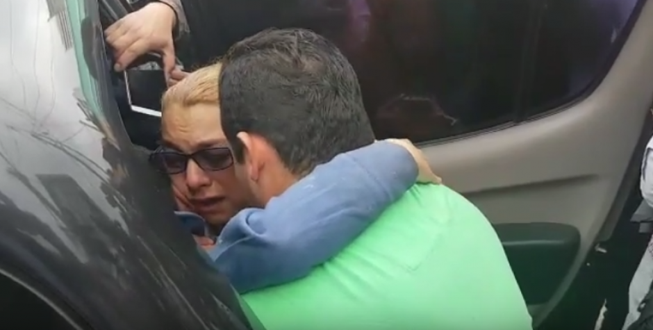 En un video qued&oacute; grabado el momento del reencuentro entre el menor secuestrado y sus padres. (Imagen: captura de YouTube)