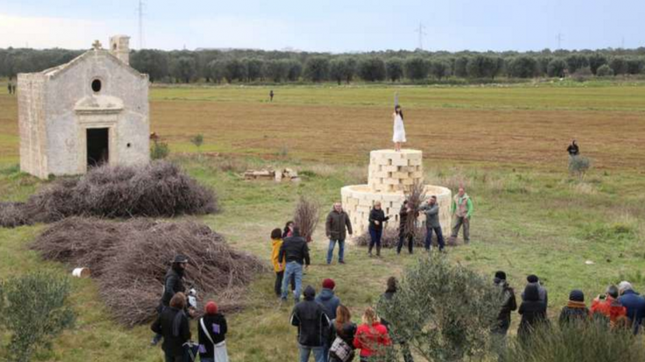 La artista guatemalteca Regina Galindo realizó un performance en Salento Italia, para celebrar el "Focara Novoli", la mayor hoguera celebrada en el Mediterráneo. (Foto: La Repubblica) &nbsp;