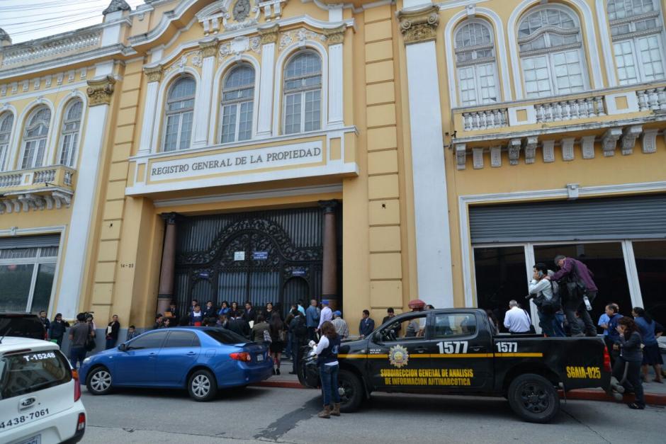 Las autoridades realizan un allanamiento en el Registro General de la Propiedad. (Foto: Wilder L&oacute;pez/Soy502)