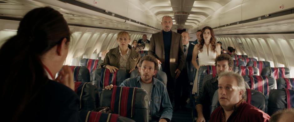 En la película la aeromoza avisa a los pasajeros que el piloto se ha encerrado en la cabina. (Foto: Pesquisaciudadana)
