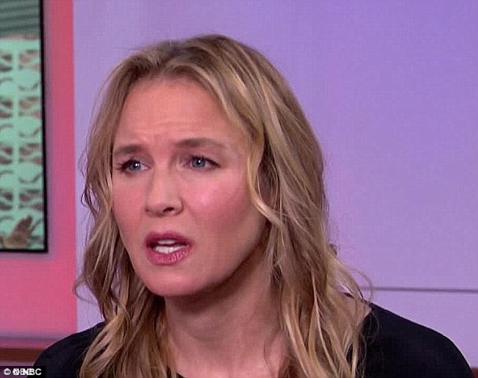 Renee Zellweger sorprendi&oacute; a los papparazzi con un nuevo look. (foto: NBC)