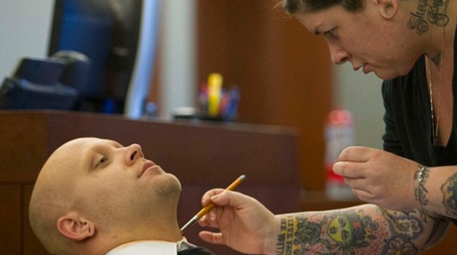 Un hombre acusado de robar una motocicleta tuvo que ser maquillado para el juicio.  (Foto: www.dailymail.co.uk)