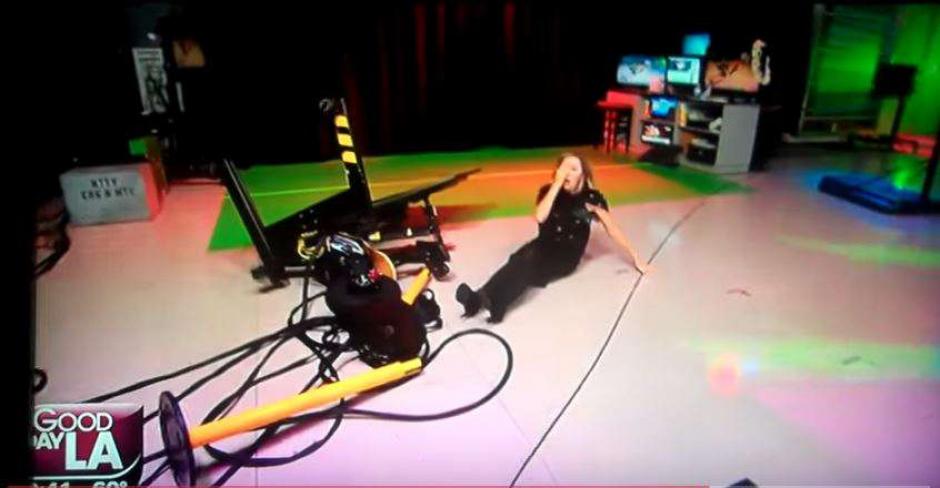 La presentadora Lisa Breckenridge sufri&oacute; una dura ca&iacute;da en vivo. (Foto: Captura de video)